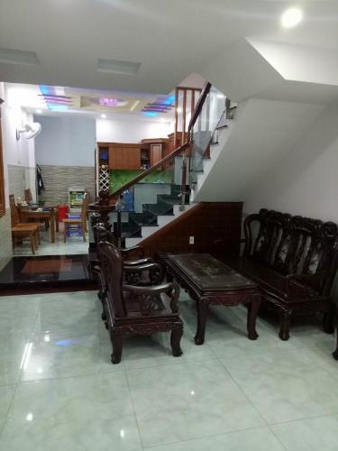 Phòng khách nhà phố Quận Gò Vấp Nhà phố hướng Tây Bắc diện tích sử dụng226.7m2, đầy đủ nội thất.