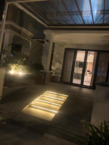 Không gian nhà phố Huyện Nhà Bè Nhà phố hướng Đông Nam diện tích 126m2, bàn giao đầy đủ nội thất.