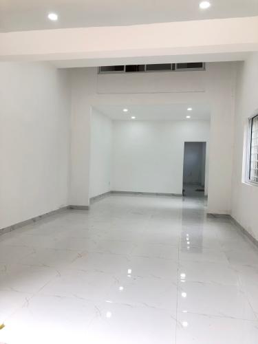 Phòng khách nhà phố Nhà phố 1 trệt 1 lầu Quận 1 hẻm xe hơi, thích hợp kinh doanh.