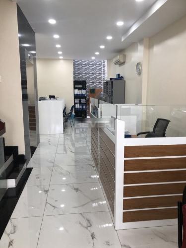 Không gian nhà phố Văn phòng Quận 2 diện tích 160m2 có hầm để xe, lối đi riêng.