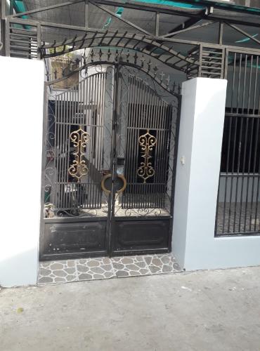 Mặt trước nhà phố Huỳnh Tấn Phát, Quận 7 Nhà phố có sân và hành lang rộng, hướng Tây, hẻm xe hơi.