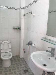 Phòng tắm nhà phố Quận 9 Nhà phố quận 9 rộng 81.7m2, mặt tiền ngay ngã 3 đường.