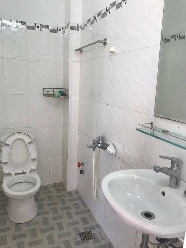 Phòng tắm nhà phố Quận 9 Nhà phố quận 9 rộng 81.7m2, mặt tiền ngay ngã 3 đường.