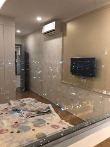  Phòng ngủ  căn hộ The Gold View Bán căn hộ The Gold View thuộc tầng cao, 2 phòng ngủ, diện tích 85m2, đầy đủ nội thất.