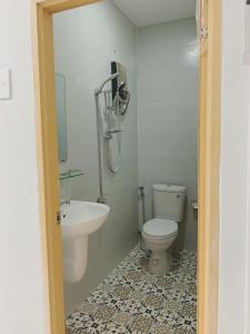 Toilet Nhà phố hướng Đông Nam, nằm trong khu dân cư an ninh.