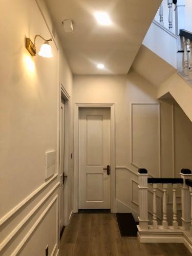 Không gian nhà phố Huyện Nhà Bè Nhà phố hướng Đông Nam diện tích 126m2, bàn giao đầy đủ nội thất.