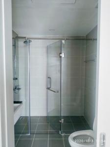 Phòng tắm The Gold View, Quận 4 Căn hộ The Gold View tầng trung, đón view sông Sài Gòn mát mẻ.