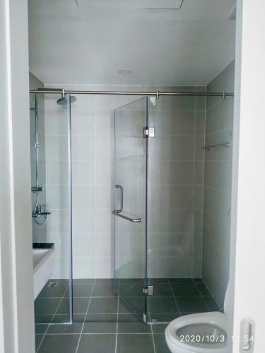 Phòng tắm The Gold View, Quận 4 Căn hộ The Gold View tầng trung, đón view sông Sài Gòn mát mẻ.