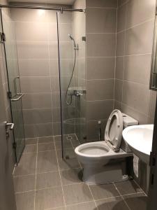 Phòng tắm The Gold View, Quận 4 Căn hộ The Gold View hướng Đông Bắc đón view hồ bơi.