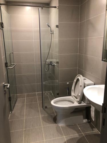 Phòng tắm The Gold View, Quận 4 Căn hộ The Gold View hướng Đông Bắc đón view hồ bơi.