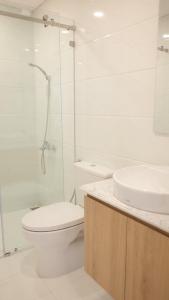 Phòng tắm Kingston Residence, Phú Nhuận Căn hộ tầng trung Kingston Residence ban công hướng Bắc.