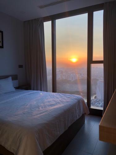 phòng ngủ Căn hộ Vinhomes Golden River tầng trung, view thành phố và sông