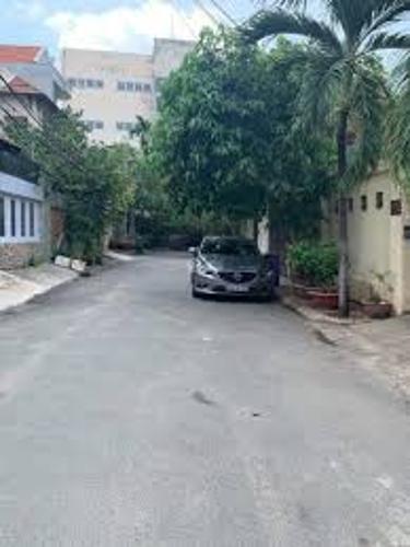 Đường trước văn phòng đường số 2, Quận 2 Văn phòng có sân vườn mát mẻ, diện tích 75m2, hướng Tây Bắc.