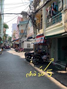 Đường số 13 Bán nhà phố 2 tầng đường 13, phường 4, quận 4 kết cấu 2 phòng ngủ diện tích đất 17.6m2, diện tích sàn 37.2m2 chính hướng Tây Nam.