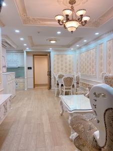 Phòng khách căn hộ Vista Verde Căn hộ Vista Verde đầy đủ tiện nghi, view thành phố tuyệt đẹp.