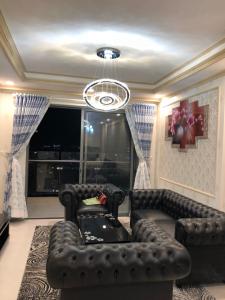  Phòng khách căn hộ The Gold View Bán căn hộ The Gold View thuộc tầng cao, 2 phòng ngủ, diện tích 85m2, đầy đủ nội thất.