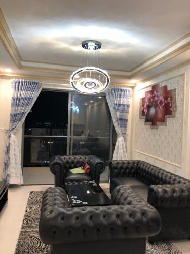  Phòng khách căn hộ The Gold View Bán căn hộ The Gold View thuộc tầng cao, 2 phòng ngủ, diện tích 85m2, đầy đủ nội thất.