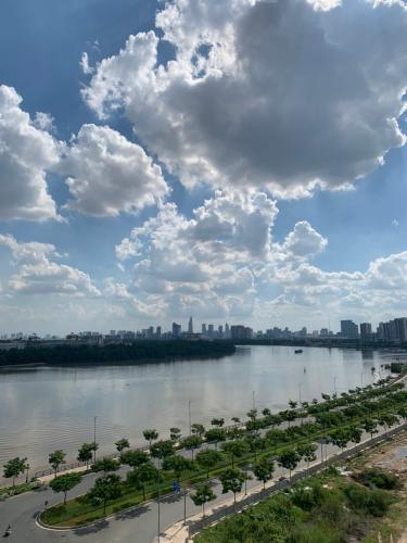 Ban công căn hộ One Verandah Căn hộ One Verandah nội thất cơ bản, view sông thoáng mát.