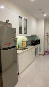 phòng bếp căn hộ Vinhomes Central Park Căn hộ tầng 10 Vinhomes Central Park nội thất đầy đủ
