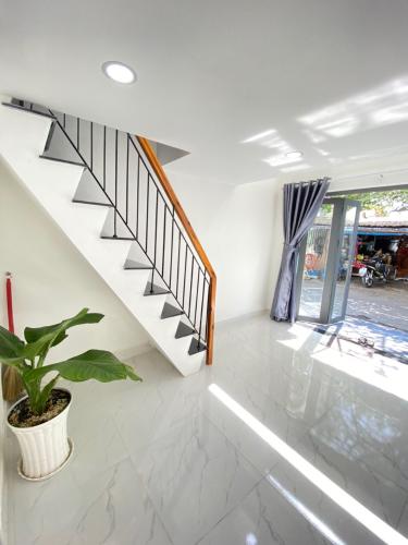 Phòng khách Nhà phố hướng Nam, 2 mặt tiền hẻm thông thoáng.