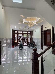 Phòng khách nhà phố Quận Tân Phú Nhà phố mặt tiền đường Phạm Văn Xảo hướng Đông Nam, sổ hồng riêng.