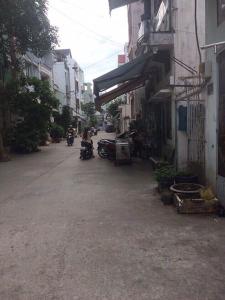 Đường trước nhà phố Quận Tân Phú Nhà phố ngay chợ Tân Hương khu dân cư sầm uất, kết cấu 1 trệt 1 lầu.