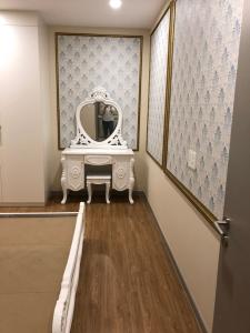 Bàn trang điểm căn hộ The Gold View Bán căn hộ The Gold View thuộc tầng cao, 2 phòng ngủ, diện tích 85m2, đầy đủ nội thất.