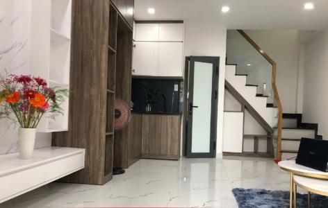 Phòng khách nhà phố Quận 7 Nhà phố Quận 7 diện tích sàn 128m2, sổ hồng riêng kèm đầy đủ nội thất.