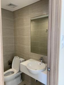 Phòng tắm Vinhomes Grand Park, Quận 9 Căn hộ Vinhomes Grand Park hướng Đông Bắc, đón gió mát.