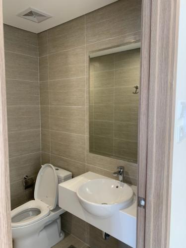 Phòng tắm Vinhomes Grand Park, Quận 9 Căn hộ Vinhomes Grand Park hướng Đông Bắc, đón gió mát.