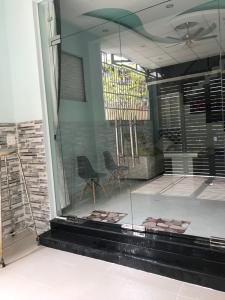 Phòng khách nhà phố Nhà phố cửa hướng Đông hẻm xe hơi rộng, kết cấu 3 tầng.