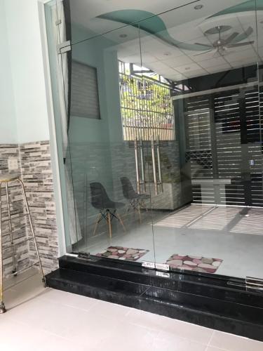 Phòng khách nhà phố Nhà phố cửa hướng Đông hẻm xe hơi rộng, kết cấu 3 tầng.