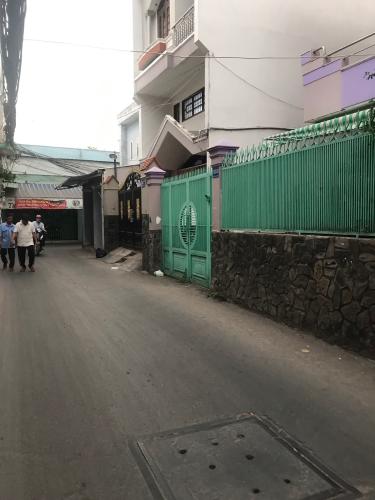 Đường hẻm nhà phố Quận 7 Nhà phố Quận 7 diện tích sử dụng 186m2, sổ hồng pháp lý minh bạch rõ ràng