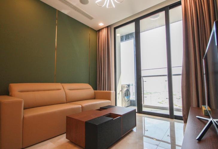 phòng khách Căn hộ tầng cao Vinhomes Golden River hướng Đông Bắc mát mẻ.