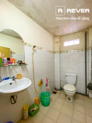 Toilet nhà phố Quận 7 Nhà hẻm Huỳnh Tấn Phát, Quận 7, cách công viên Tân Thuận 500m
