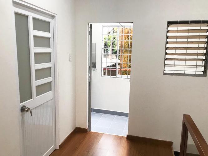 Bên trong nhà phố Lạc Long Quân, Quận 11 Nhà phố hướng Đông Bắc, hẻm 4m xe hơi, thông thoáng đường lớn.