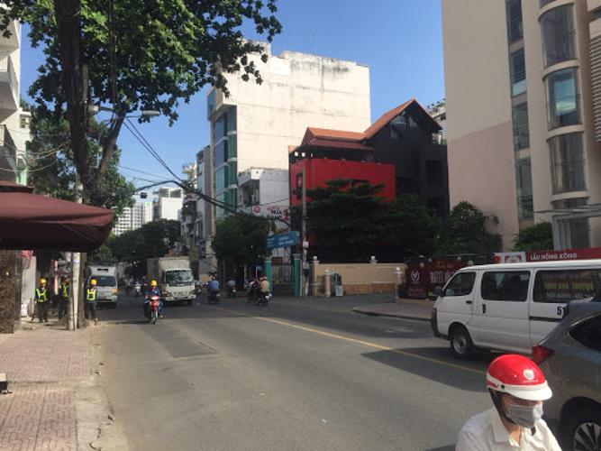 ĐƯờng vào biệt thự Quận Tân Bình Nhà phố thiết kế kỹ lưỡng 1 trệt 2 lầu 1 sân thượng, khu dân cư đông đúc.