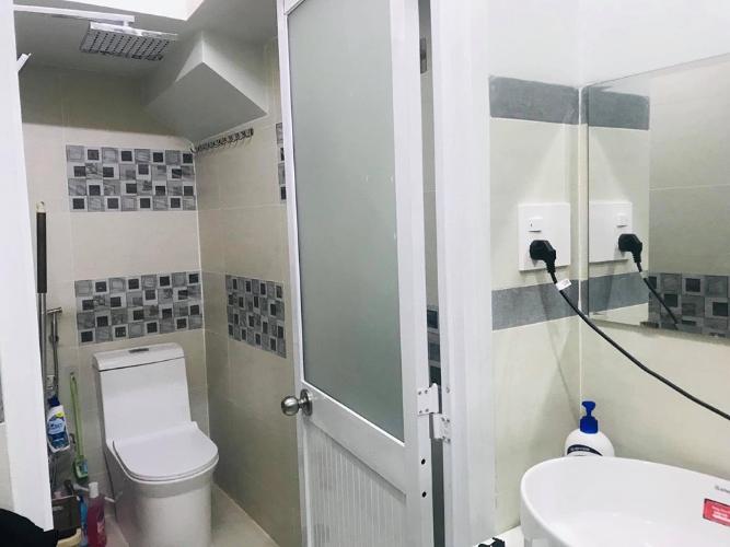 Toilet   Bán nhà phố đường Đoàn Văn Bơ phường 18 quận 4, diện tích đất 51.2m2, sổ hồng đầy đủ