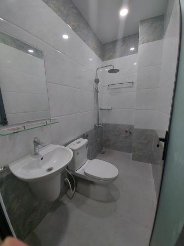 Không gian nhà phố Quận Gò Vấp Nhà phố diện tích 64m2, kết cấu 1 trệt 3 lầu và sân thượng, sổ hồng riêng.