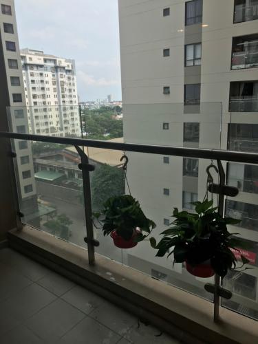 Ban công The Gold View, Quận 4 Căn hộ The Gold View nội thất cơ bản, đón view hồ bơi yên tĩnh.