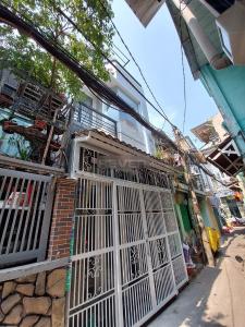 Nhà phố hướng Đông, hẻm bê tông sạch sẽ, khu dân cư an ninh.