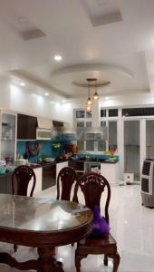 Phòng bếp nhà Quận 7 Nhà phố khu dân cư ven sông diện tích sử dụng 329m2, hướng Nam.