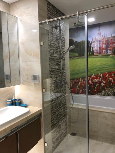 Căn hộ vinhomes Golden River , Quận 1 Căn hộ Vinhomes Golden River tầng 26 đầy đủ nội thất, view thoáng mát.