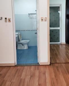 Phòng tắm căn hộ chung cư Đông Hưng Căn hộ chung cư Đông Hưng tầng trung, cửa hướng Đông Bắc.