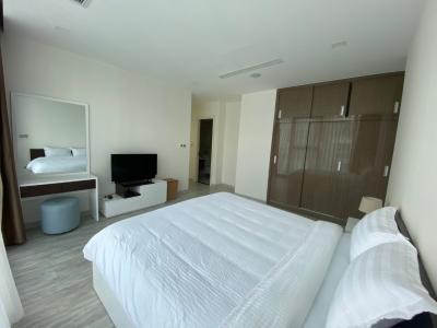 phòng ngủ Căn hộ Vinhomes Golden River tầng cao, nội thất đầy đủ.