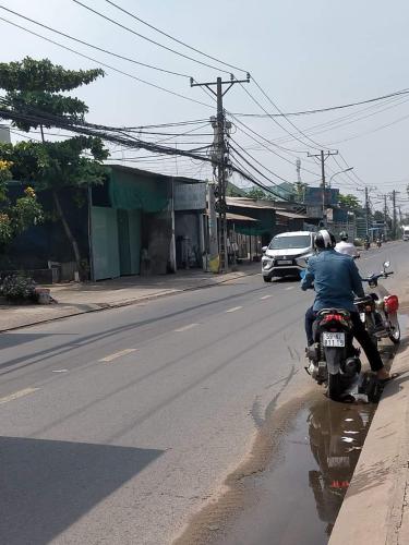 Đường trước nhà phố Huyện Hóc Môn Nhà phố mặt tiền đường Dương Công Khi, diện tích 200m2 vuông vức.