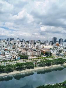 View ban công The Gold View, Quận 4 Căn hộ The Gold View tầng trung, đón view sông Sài Gòn mát mẻ.