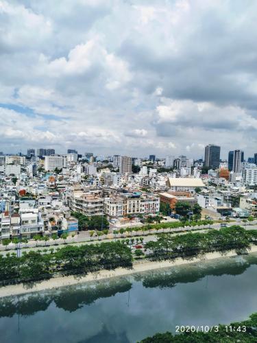 View ban công The Gold View, Quận 4 Căn hộ The Gold View tầng trung, đón view sông Sài Gòn mát mẻ.