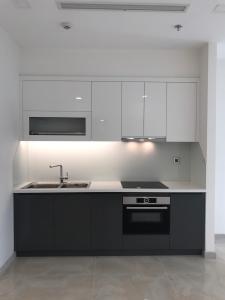 bếp Căn hộ Vinhomes Golden River tầng trung, view Tây Nam.