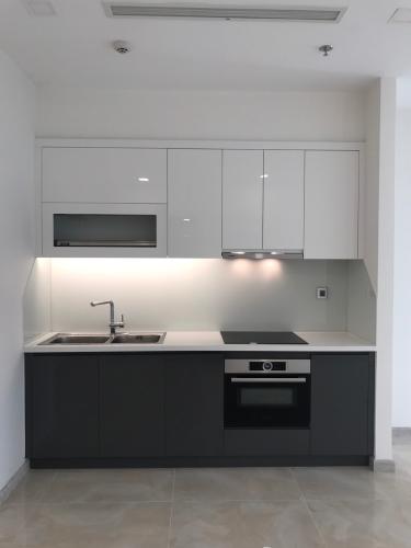 bếp Căn hộ Vinhomes Golden River tầng trung, view Tây Nam.